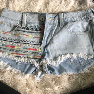 Bullhead low rise jean shorts with pattern